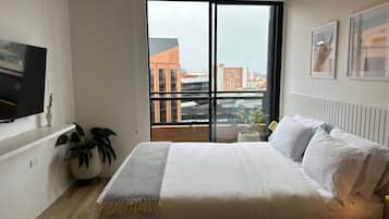 Deluxe Apartment (09I) | Premium bedding, individually decorated, individually furnished, desk