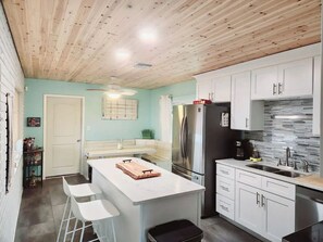 Private kitchen - Boho bungalow /w/ backyard oasis Pool & Hottub

 (St. Petersburg)