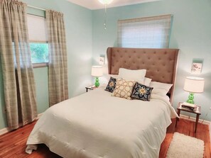 Room - Boho bungalow /w/ backyard oasis Pool & Hottub

 (St. Petersburg)