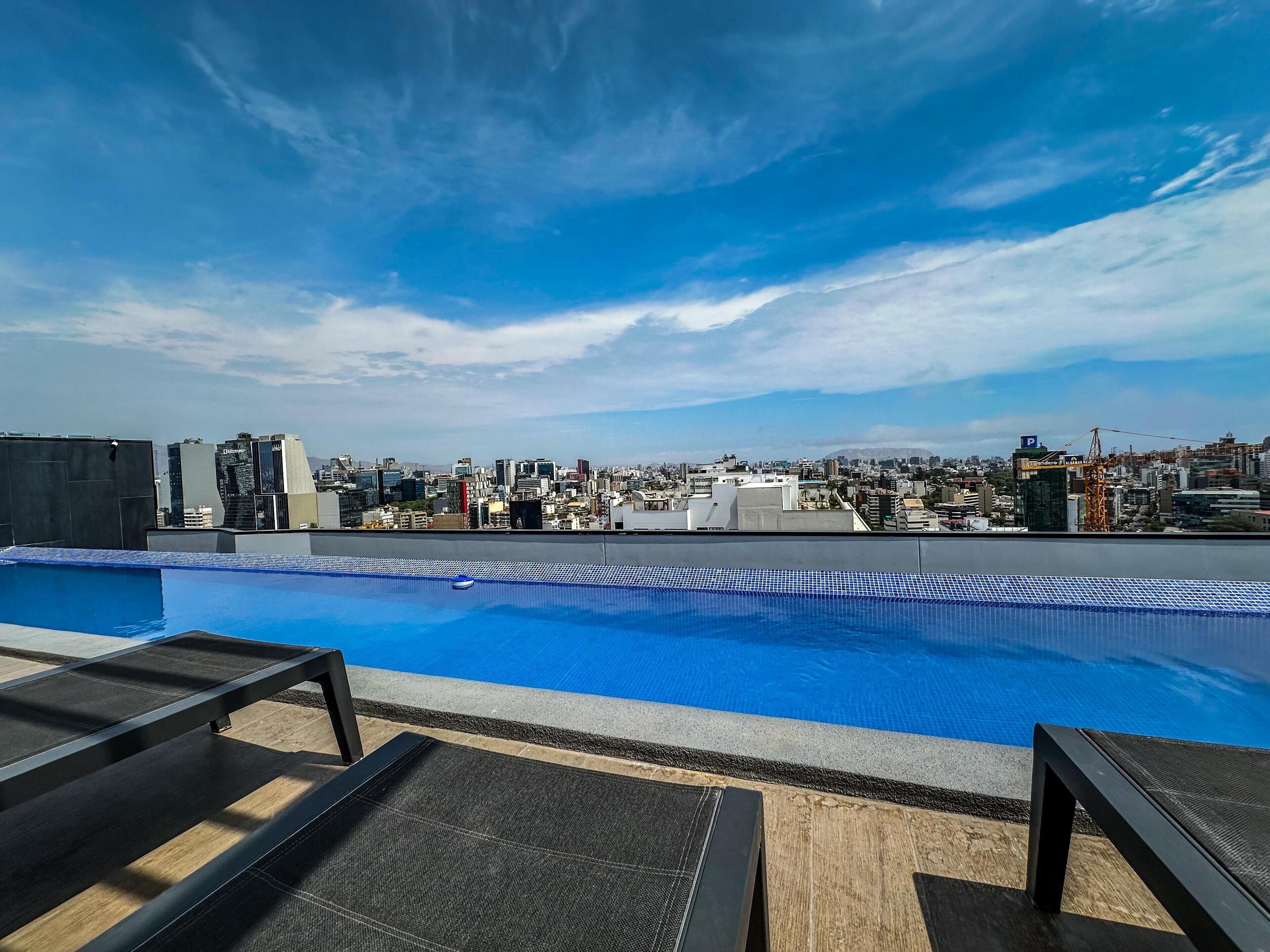 Una piscina al aire libre