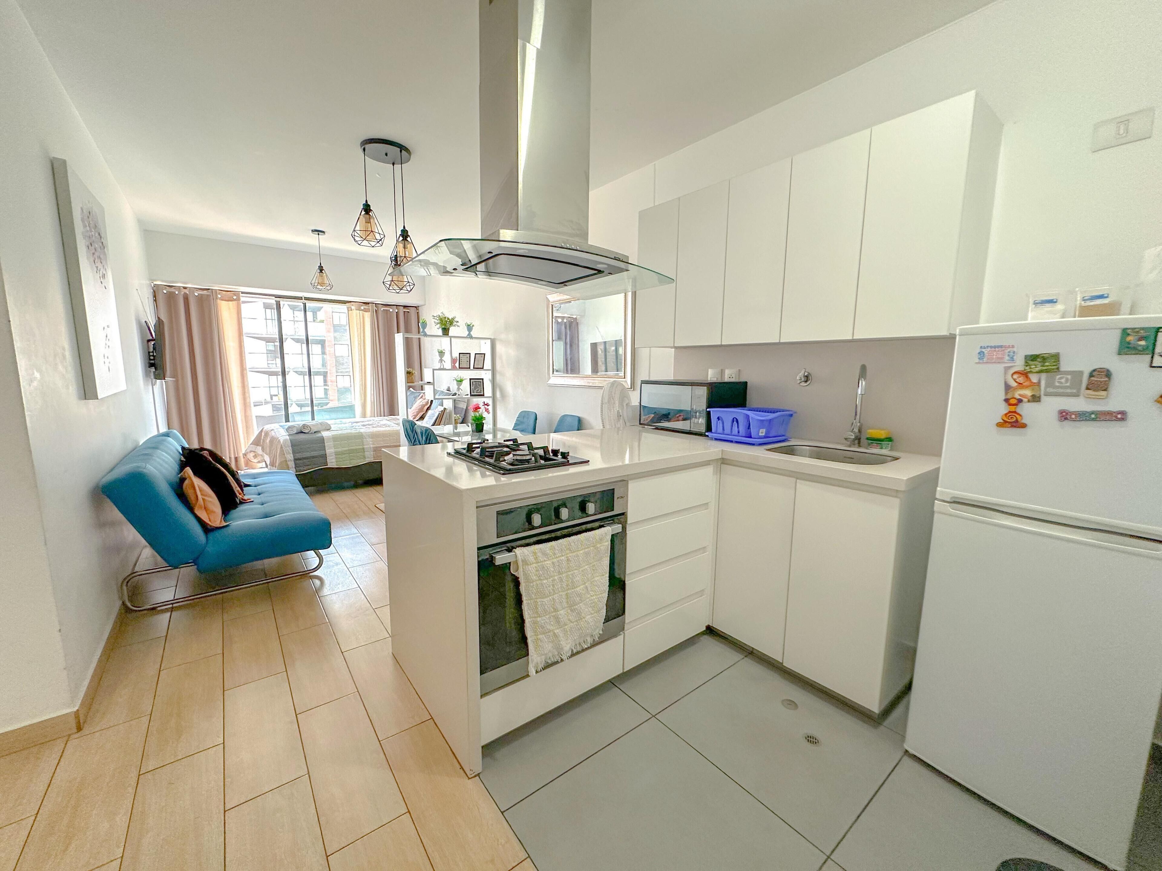 Een koelkast, een microgolfoven, een kookplaat