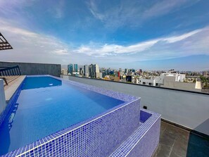 Une piscine sur le toit offrant une vue sur la ville.