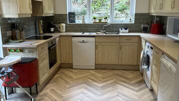 Casa | Cocina privada | Refrigerador, microondas, horno y parrilla de estufa