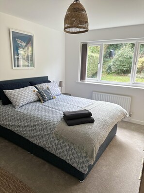 4 عدّة غرف نوم وواي فاي مجانًا وملاءات أسرّة