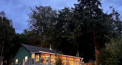 Watch Ships & Sip Wine-Riverfront Deck Retreat