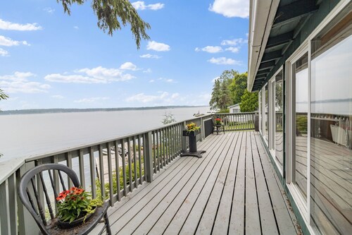 Watch Ships & Sip Wine-Riverfront Deck Retreat