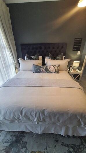 6 bedrooms, iron/ironing board, WiFi, bed sheets - URlyfstyle Cottage Near O. R Tambo international Airport  (Kempton Park)