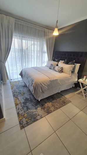 6 chambres, fer et planche à repasser, Wi-Fi, draps fournis