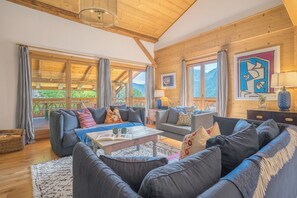 Fernseher, Kamin, DVD-Player, Bücher