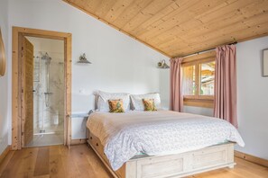 3 bedrooms, travel crib, free WiFi, bed sheets