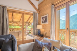 Fernseher, Kamin, DVD-Player, Bücher