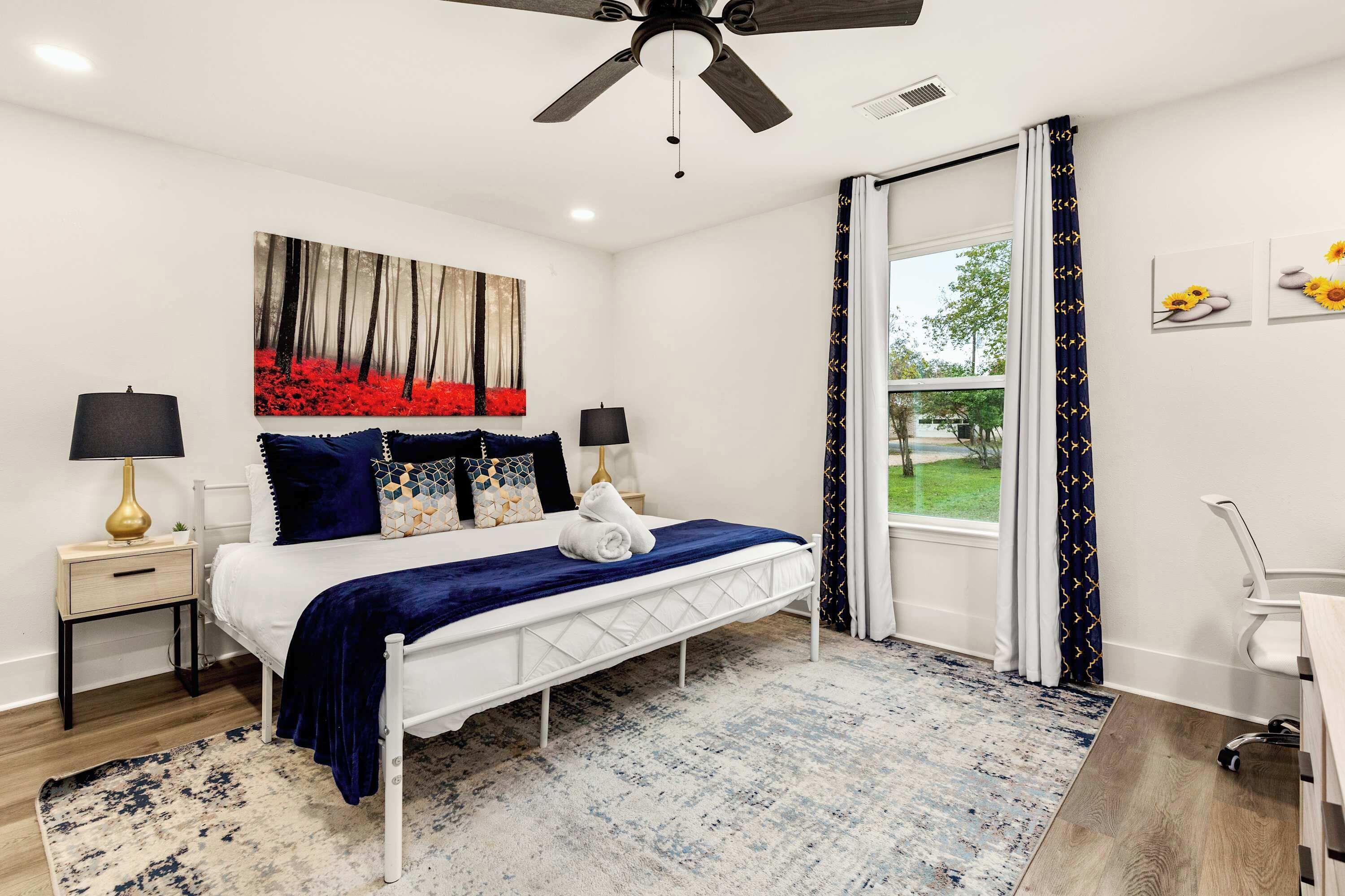 4 quartos, escrivaninha, ferros/tábuas de passar roupa, berço de viagem