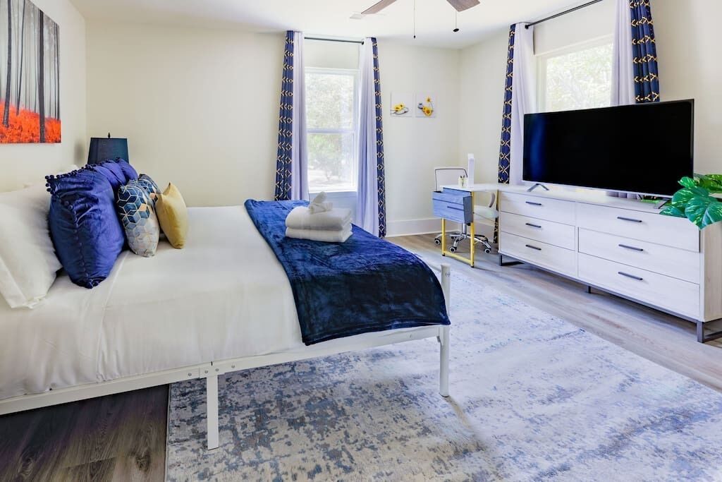 4 bedrooms, desk, iron/ironing board, travel cot