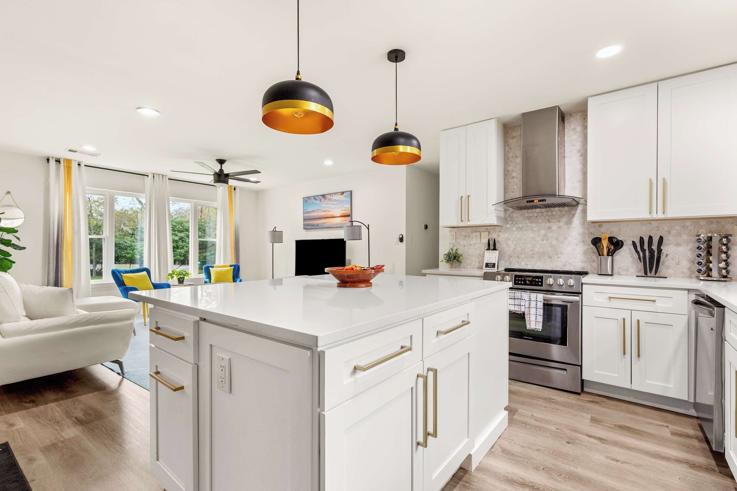 Kylskåp, mikrovågsugn, ugn och spishäll