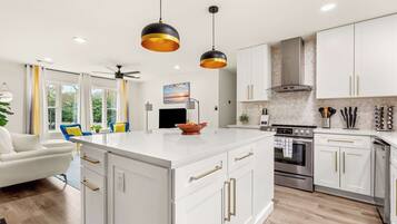 Kylskåp, mikrovågsugn, ugn och spishäll