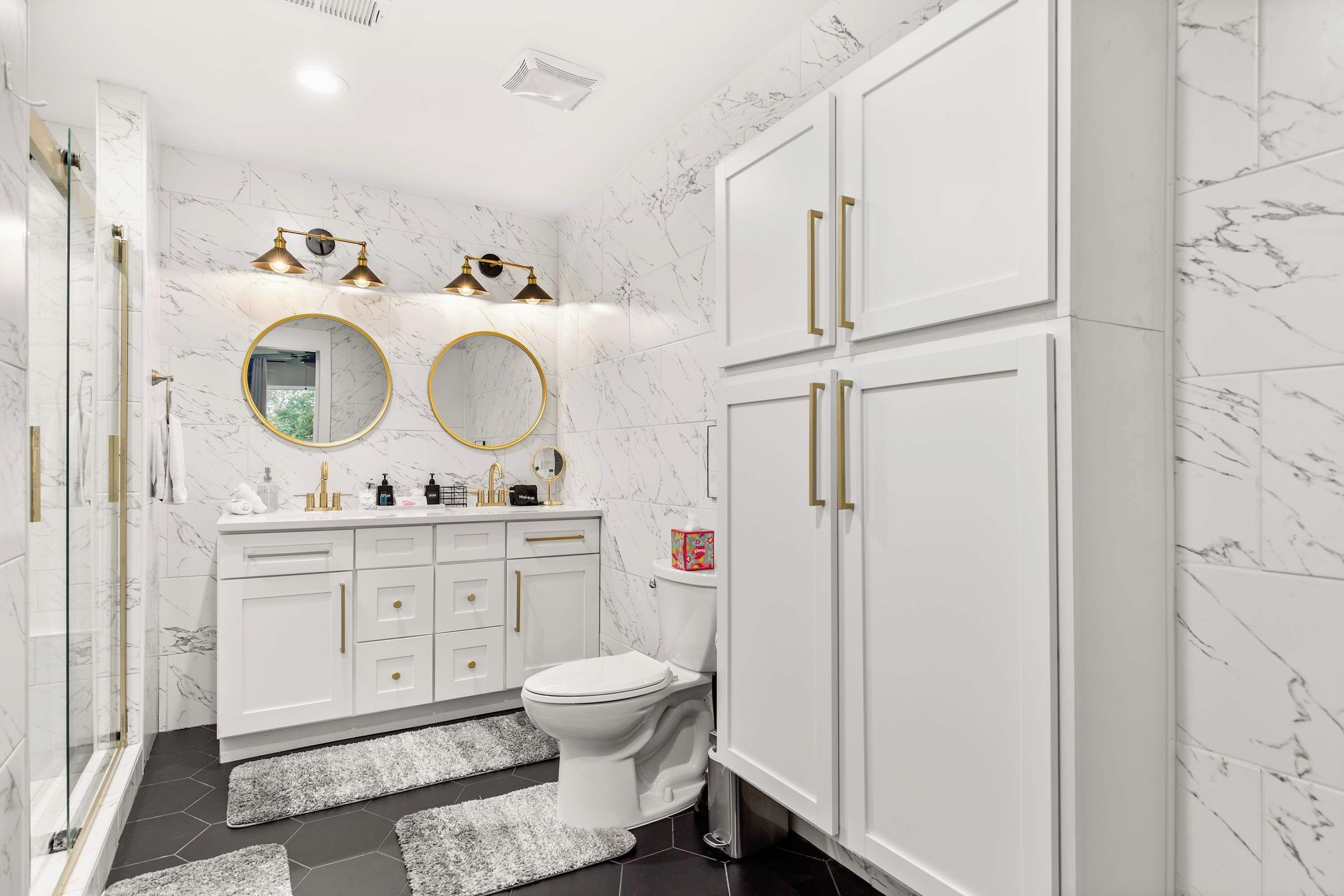 Chuveiro, secador de cabelo, shampoo 