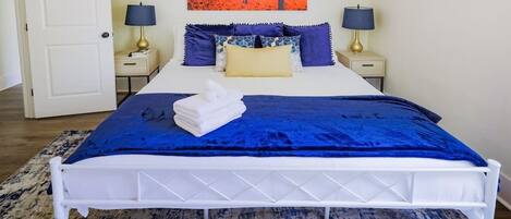 4 عدّة غرف نوم ومكتب ومكواة/لوح كي وسرير سفر