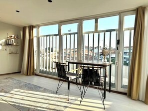 Individually decorated, individually furnished, desk, laptop workspace - Digital Nomad House (Istanbul)