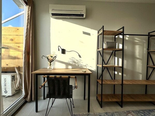 Design Studio Suite | Individually decorated, individually furnished, desk, laptop workspace - Digital Nomad House (Istanbul)