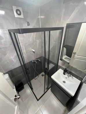 Design-Studio | Badezimmer | Dusche, Haartrockner, Handtücher, Toilettenpapier