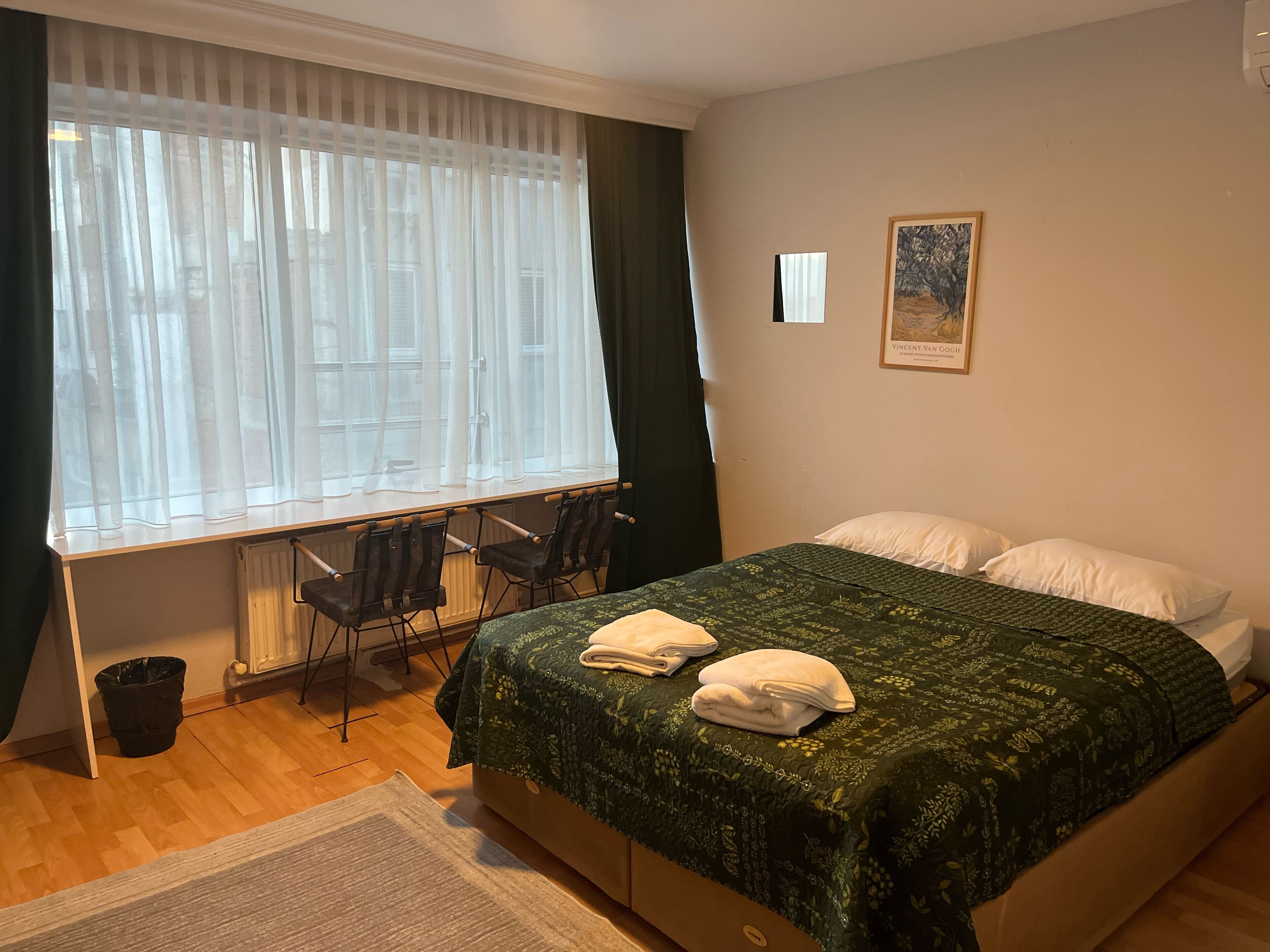 Une chambre à coucher avec un lit, un bureau et une chaise.