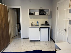 Full-sized fridge, microwave, oven, stovetop - Digital Nomad House (Istanbul)