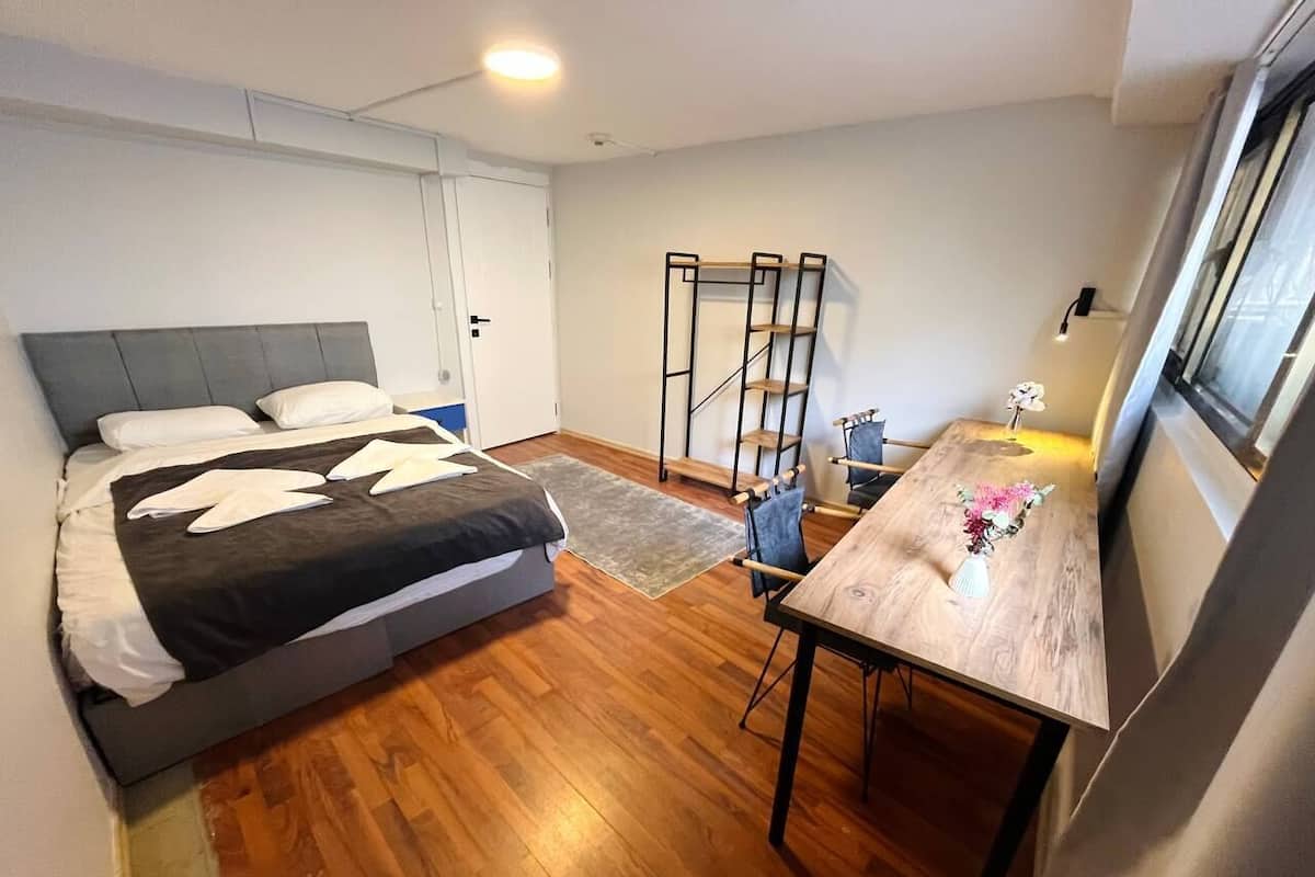 Hönnunarherbergi með tvíbreiðu rúmi | Sérhannaðar innréttingar, sérvalin húsgögn, skrifborð