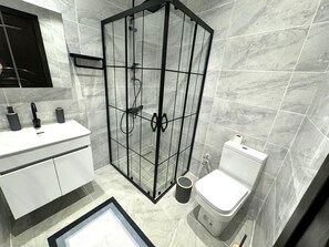 Dusche, Haartrockner, Handtücher, Toilettenpapier