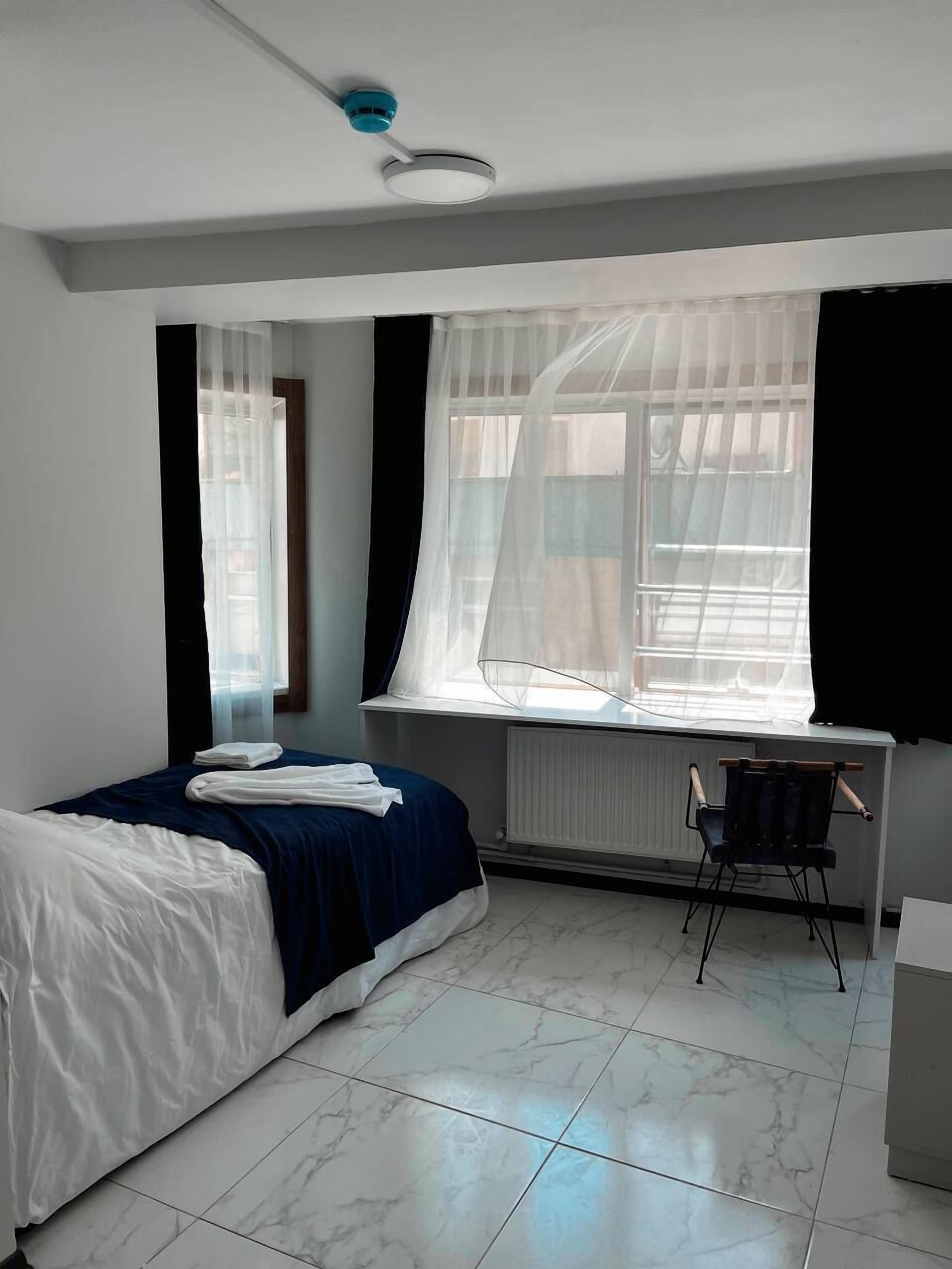 Basic-Zimmer | Individuell dekoriert, individuell eingerichtet, Schreibtisch