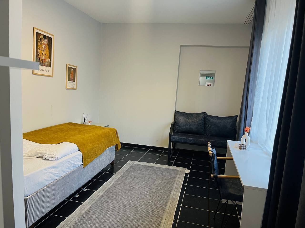 Design-Einzelzimmer | Individuell dekoriert, individuell eingerichtet, Schreibtisch