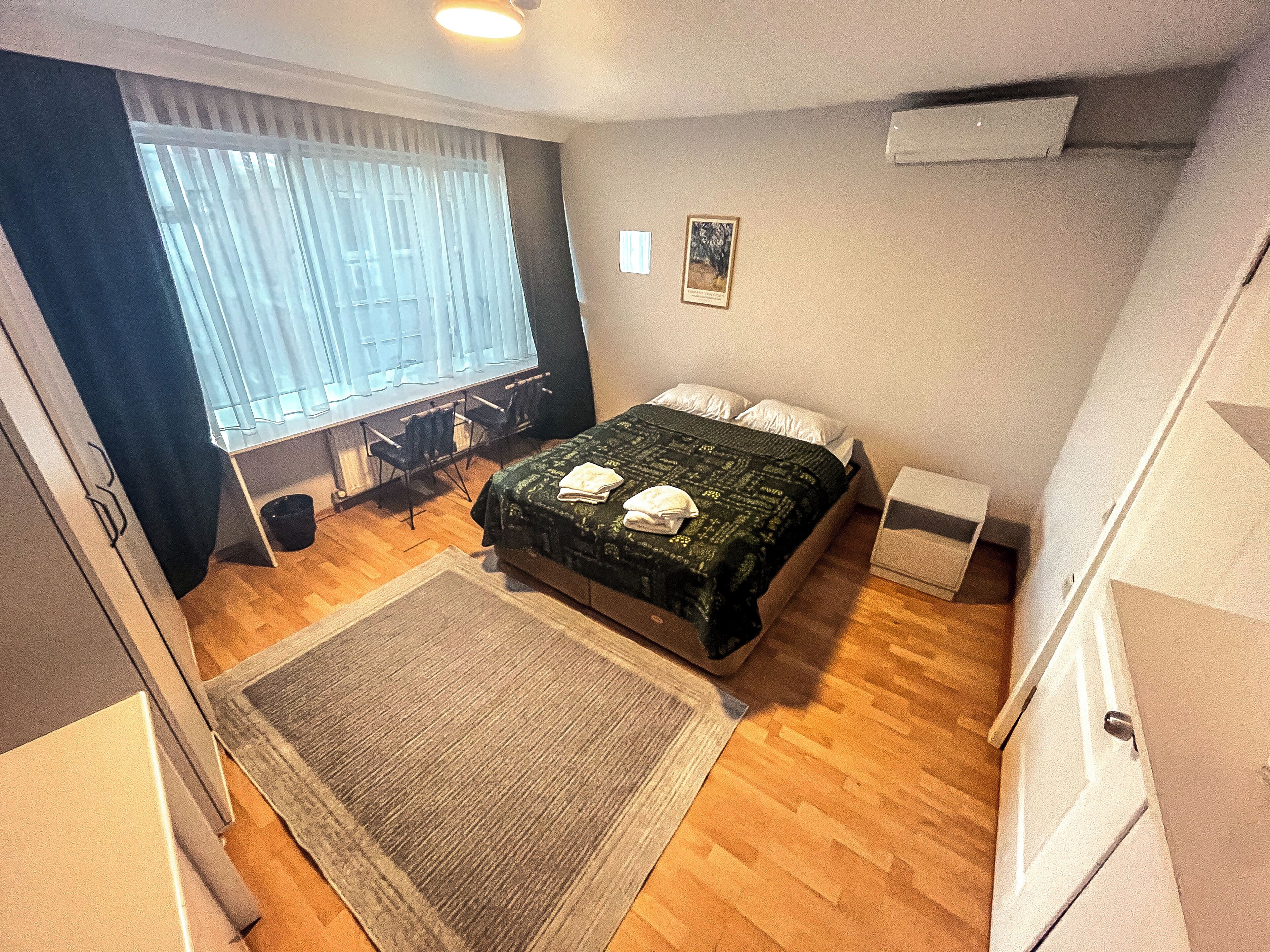 Hönnunarstúdíóíbúð | Sérhannaðar innréttingar, sérvalin húsgögn, skrifborð