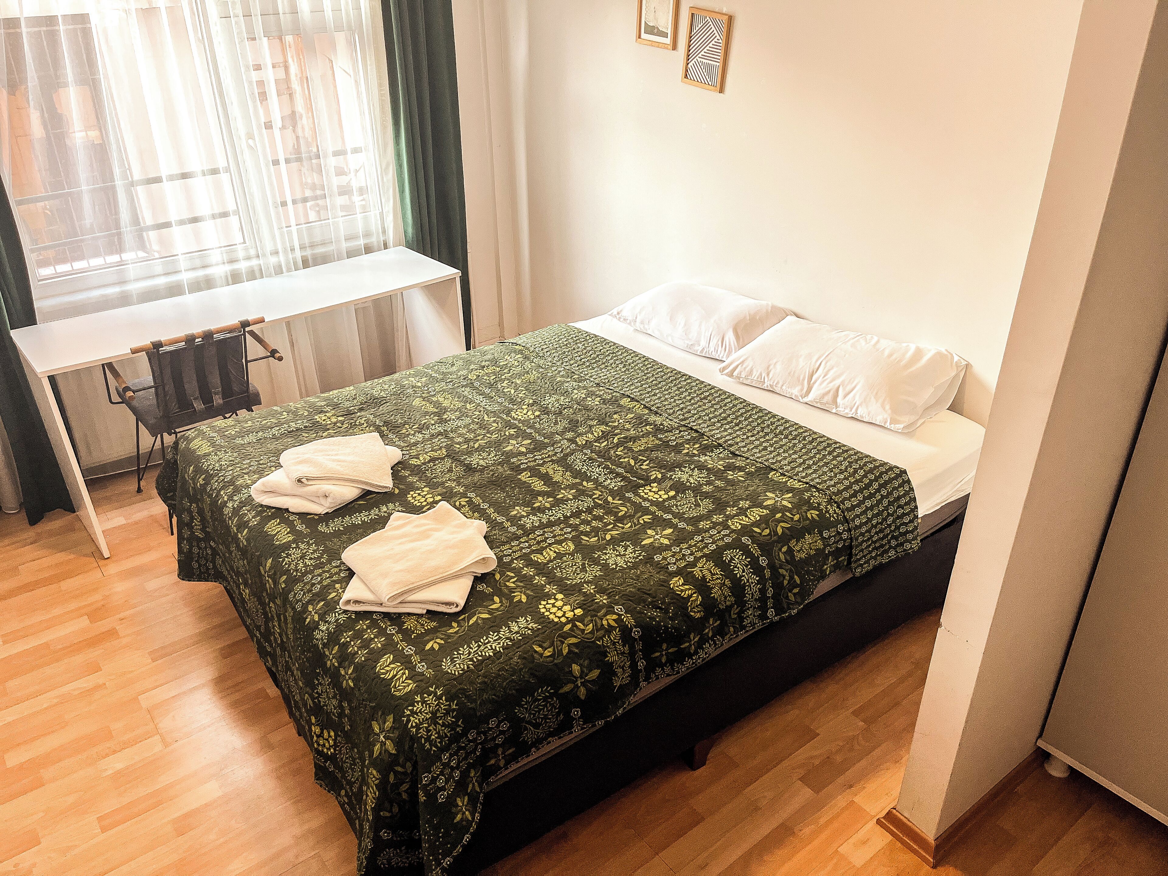 Basic Room | Individually decorated, individually furnished, desk, laptop workspace