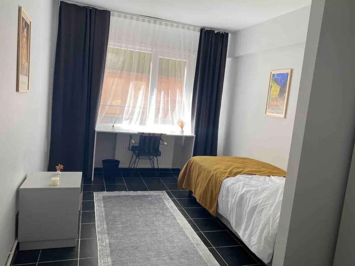 Individuell dekoriert, individuell eingerichtet, Schreibtisch