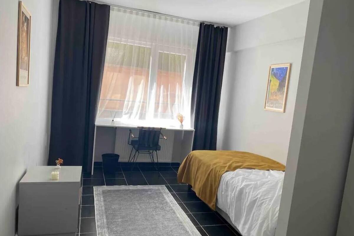 Individuell dekoriert, individuell eingerichtet, Schreibtisch