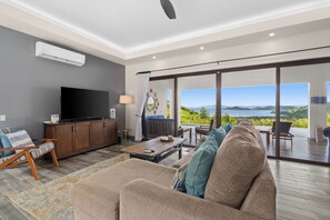 スマートテレビ、ステレオ、書斎 / ワークスペース