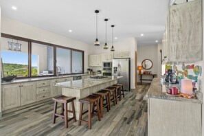 冷蔵庫、電子レンジ、オーブン、コンロ