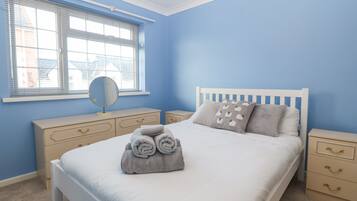 2 Schlafzimmer, individuell dekoriert, individuell eingerichtet