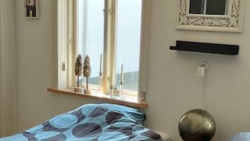 2 bedrooms, desk, iron/ironing board, travel crib