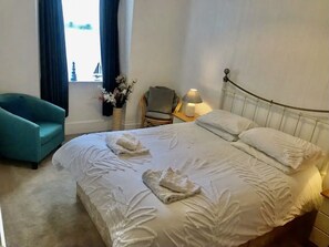 1 bedroom, travel cot, free WiFi, bed sheets - Spacious 1 Bedroom Flat near Seafront, Penzance. Pet-Friendly! (Penzance)