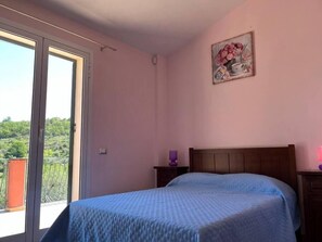 3 makuuhuonetta, työpöytä, silitysrauta/-lauta, ilmainen Wi-Fi