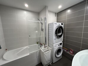 Towels, soap, shampoo, toilet paper - 4-room apartment in 91 Île de France, 20 minutes from Paris center (juvisy sur orge)