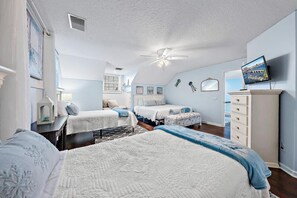 4 habitaciones, escritorio y tabla de planchar con plancha 