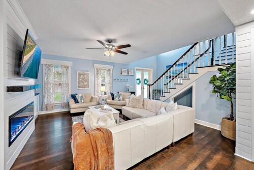 Cape Calypso! Heated Pool, Coastal Luxury, Bike to Beach