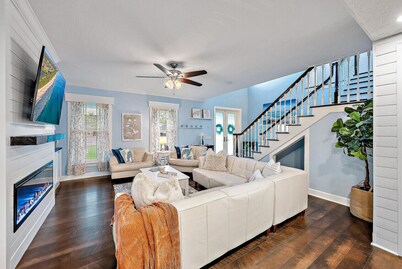 Cape Calypso! Heated Pool, Coastal Luxury, Bike to Beach