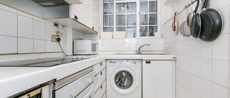 Departamento | Cocina privada | Refrigerador, microondas, horno y parrilla de estufa