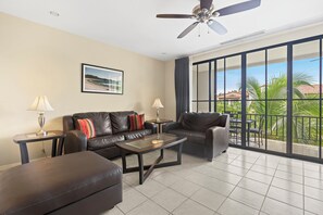 Smart TV - Treetop Views - 4 Pools + Beach Club Access  - Gated Community (Playas del Coco)