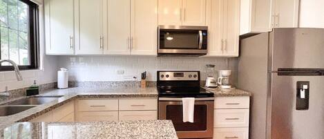 Refrigerador, microondas, horno, placa de cocina