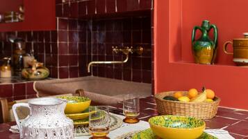 Fridge, oven, stovetop, coffee/tea maker