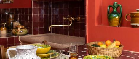 Réfrigérateur, four, plaque de cuisson, cafetière/bouilloire