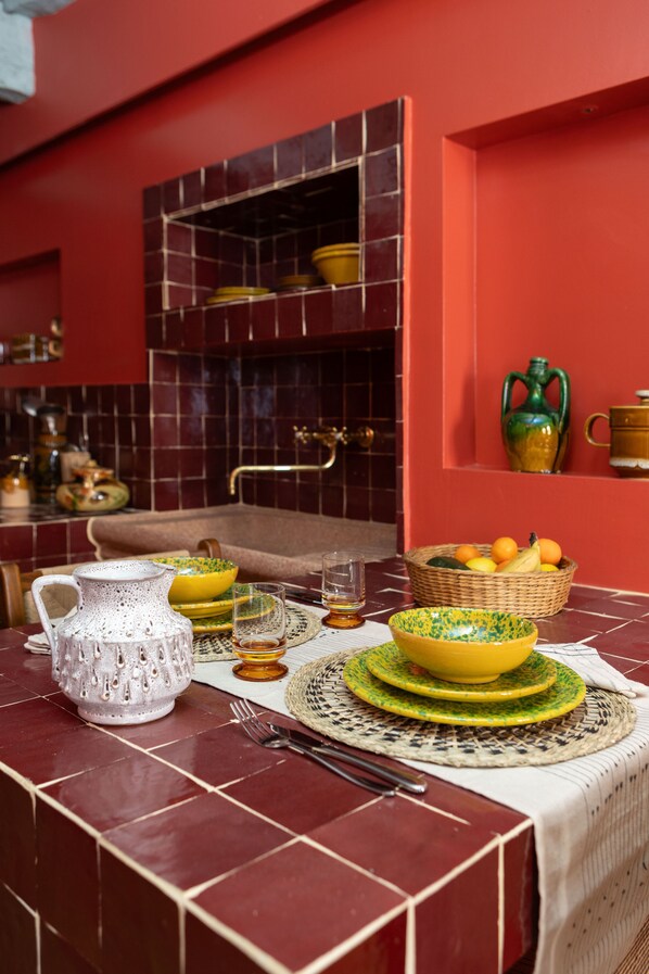 Geladeira, fogão, cooktop, cafeteira/chaleira